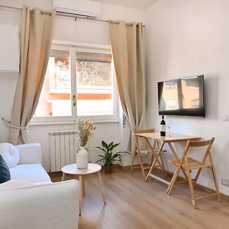 Cozy Steps From Metro Station *