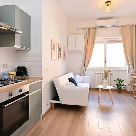 Cozy Steps From Metro Station * Rom