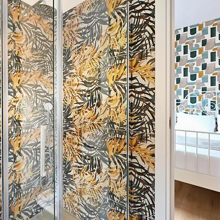 Cozy Steps From Metro Station