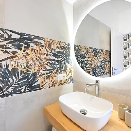 Cozy Steps From Metro Station Apartman Róma