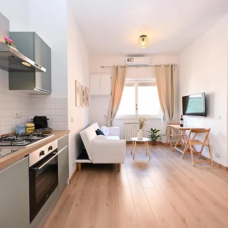 Apartman Cozy Steps From Metro Station
