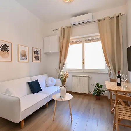 Apartman Cozy Steps From Metro Station Róma