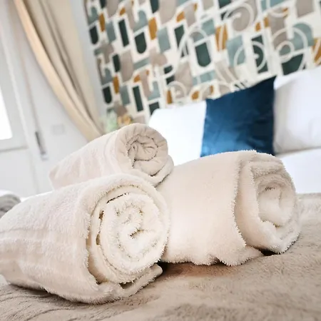 Cozy Steps From Metro Station Apartman *